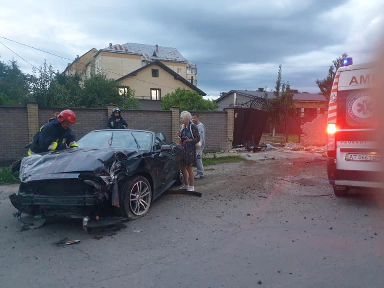 В Тисмениці дві п'яні молодиці на елітному спорткарі вчинили резонансну ДТП ФОТОРЕПОРТАЖ