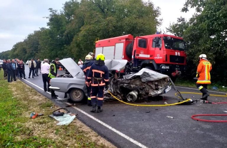 У вечірній ДТП на Прикарпатті загинула одна особа, ще п'ятеро - зазнали серйозних травм. Серед постраждалих є діти ФОТО