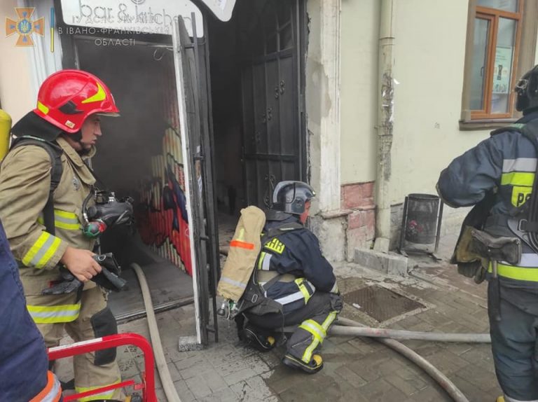 У середмісті Франківська горів популярний бар ФОТО та ВІДЕО