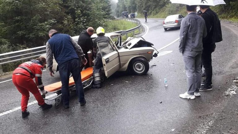 На підйомі на Яблуницький перевал у Карпатах травматична ДТП: водія ВАЗу з понівеченого авто визволяли рятувальники ФОТО