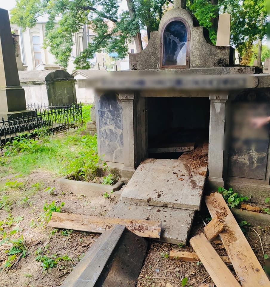 На кладовищі у Коломиї троє підлітків потрощили могилу і знімали це на відео ФОТО