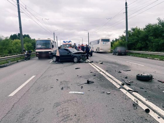 Прикарпатські правоохоронці встановлюють обставини смертельної автотрощі за участі 4-х транспортних засобів ФОТО