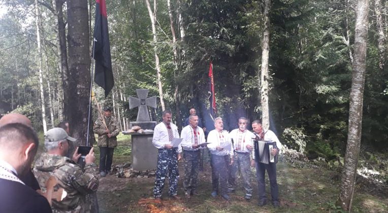 У легендарному Чорному лісі на місці загибелі підпільників ОУН освятили пам'ятний хрест ФОТО