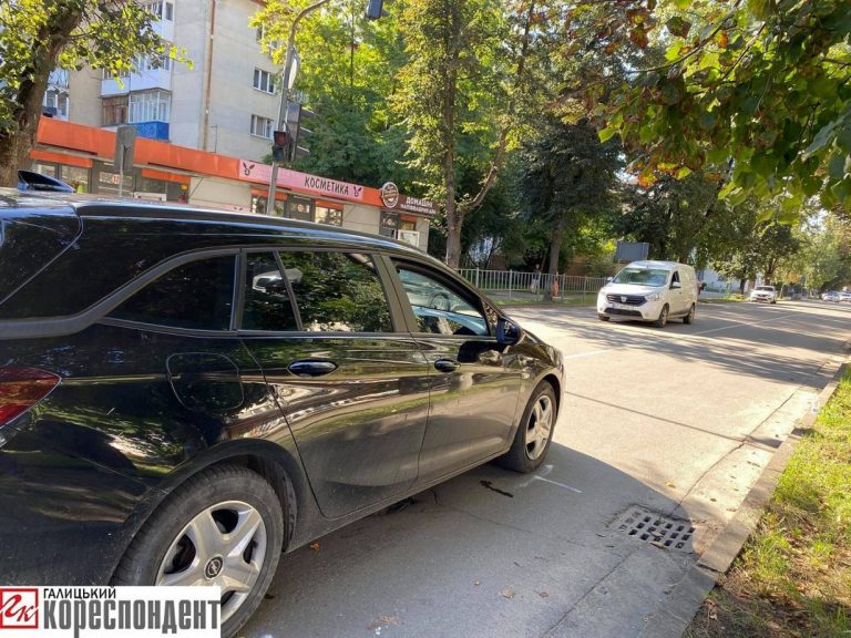 У мережі з'явилося відео ДТП, в якій дівчина потрапила під колеса легковика ВІДЕО