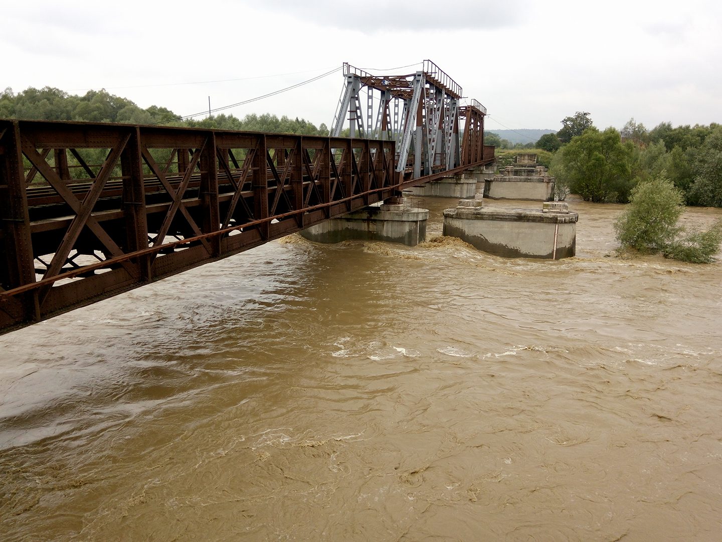 Через дощі на Прикарпатті у річках підніметься вода, у горах можливі селеві потоки