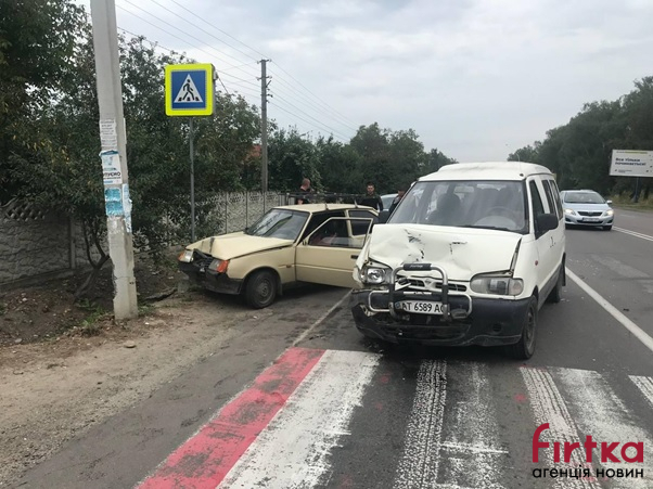 На Франківщині зіткнулися легковики - є травмовані