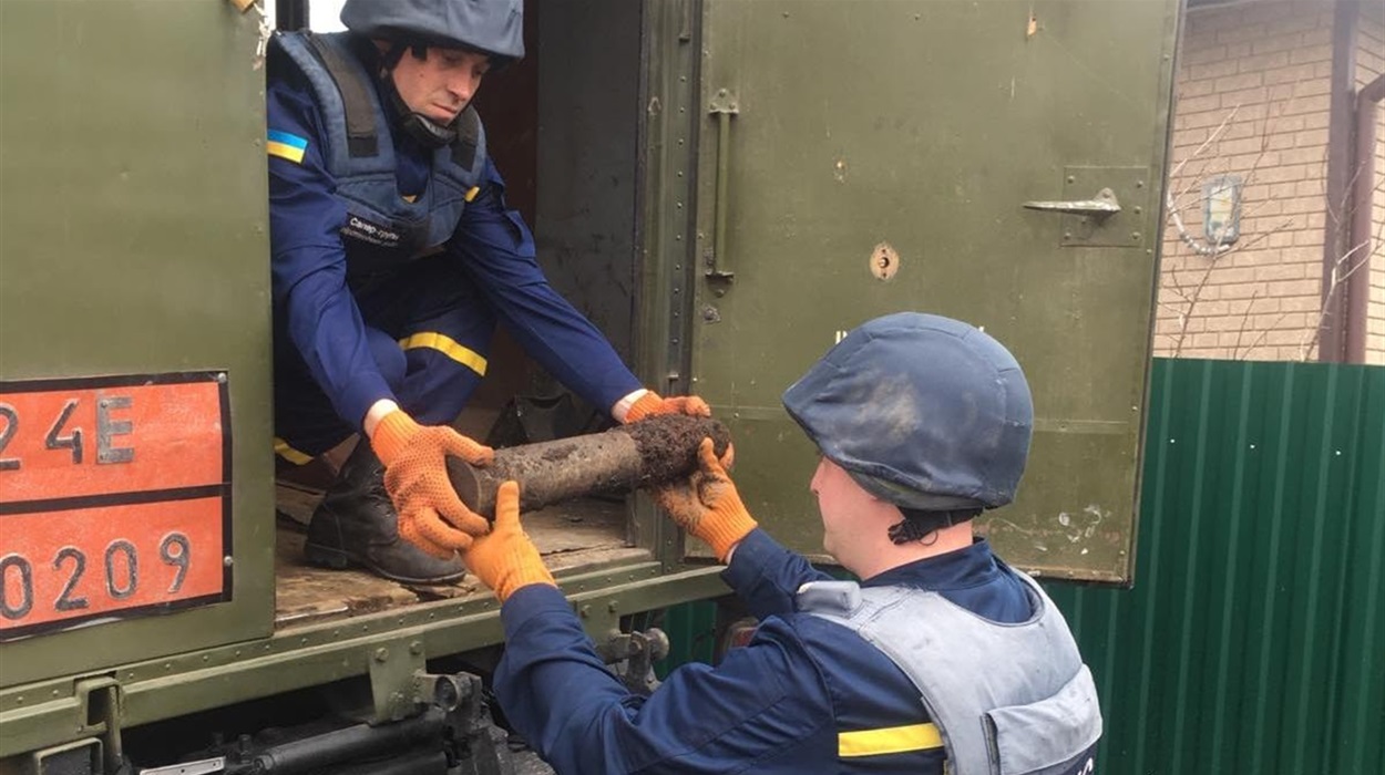 На подвір'ї у прикарпатського ґазди знешкодили невеликий склад боєприпасів