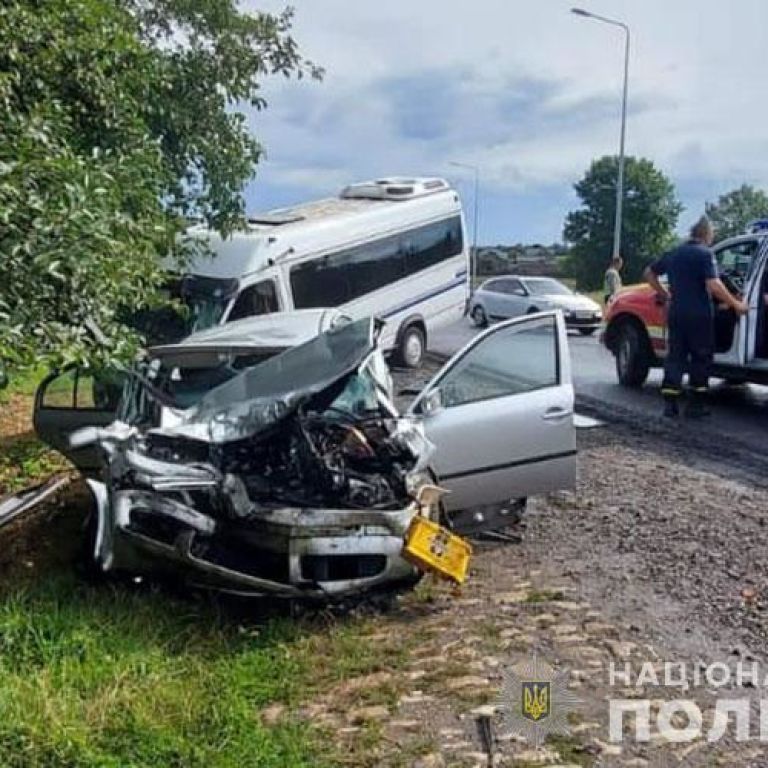 Їхали на відпочинок до Карпат: у жахливій автотрощі автобуса та легковика серйозно постраждали восьмеро людей ФОТО