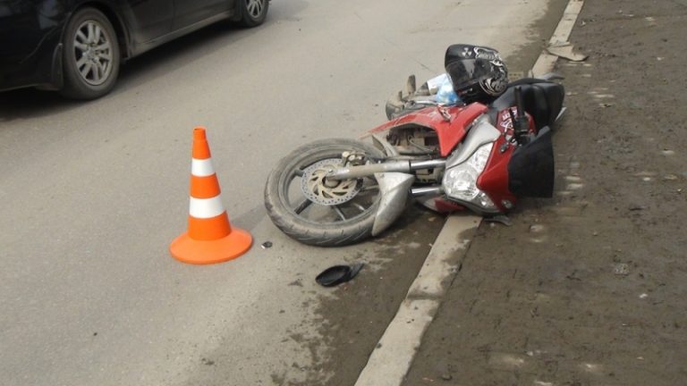 В Богородчанах неповнолітній керуючи незареєстрованим мотоциклом врізався у мінівен, після чого його шпиталізували до Франківська