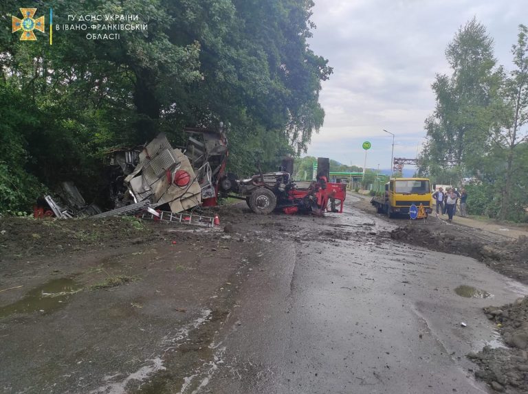 Травми отримали шість прикарпатських рятувальників - стали відомими деякі подробиці жахливої автотрощі поблизу Вигоди