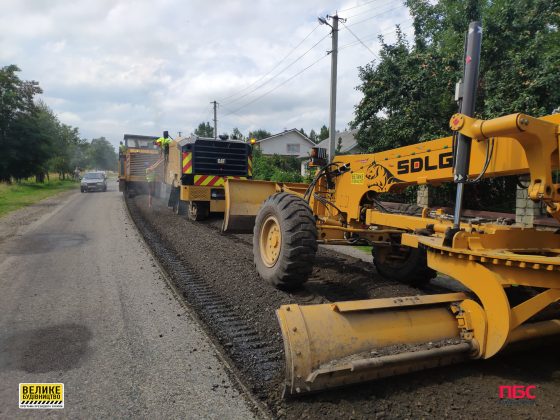 За кошти платників податків ремонтують дорогу до президентської резиденції в Гуті ФОТО