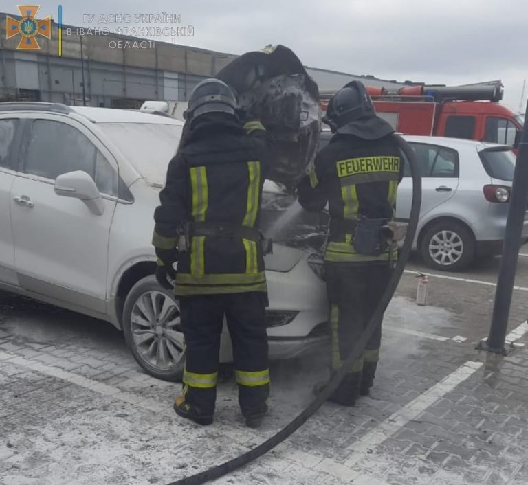 На парковці франківського сервісного центру спалахнув "американець"