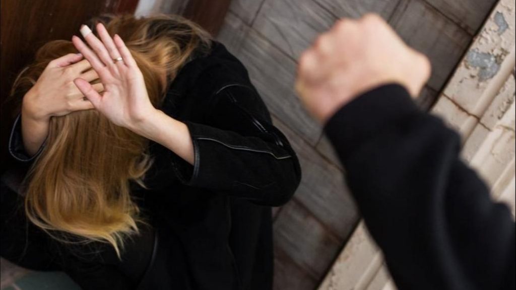 Після двох років катувань та знущань молода прикарпатка утекла від свого чоловіка, але той відібрав у неї дитину