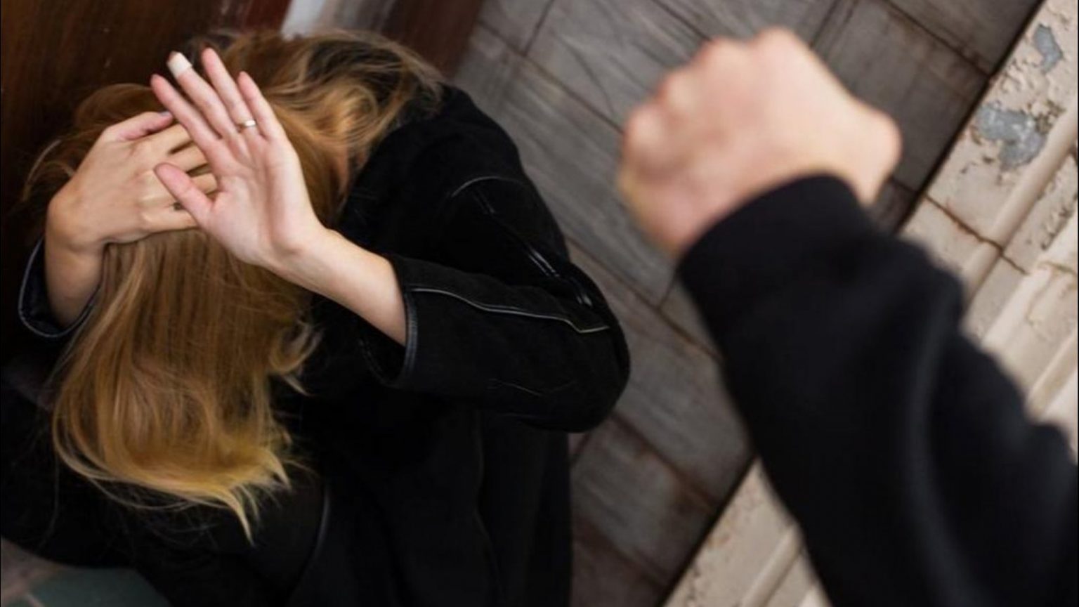 Після двох років катувань та знущань молода прикарпатка утекла від свого чоловіка, але той відібрав у неї дитину