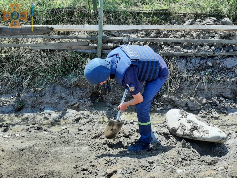 В курортному Микуличині на березі гірського потічка виявили небезпечну знахідку