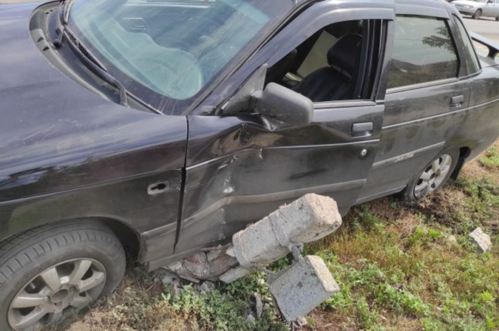На Прикарпатті водійка не впоралася із керуванням і врізалася в бетонну опору - дитина, яка була в салоні авто, отримала травми