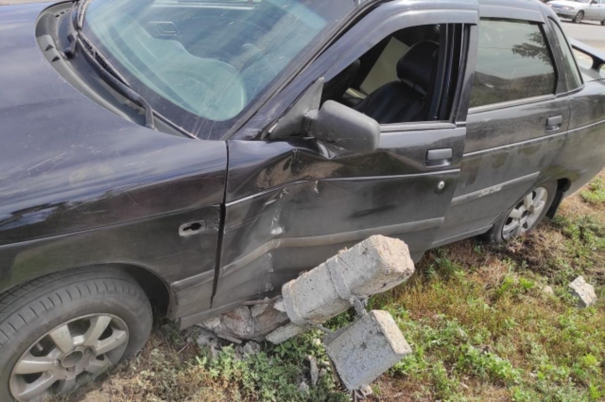 На Прикарпатті водійка не впоралася із керуванням і врізалася в бетонну опору - дитина, яка була в салоні авто, отримала травми