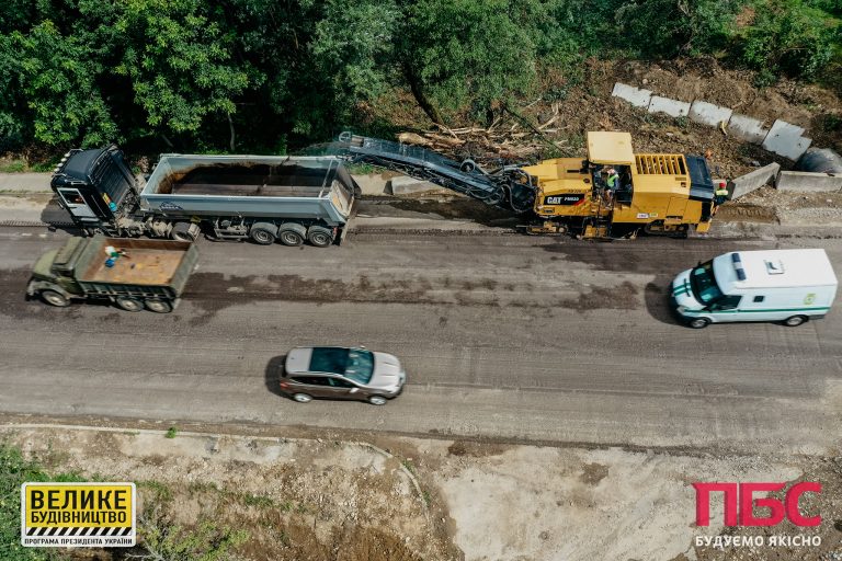 На Франківщині відновлюють дорогу, яка постраждала через зсув ґрунту