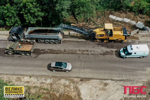 На Франківщині відновлюють дорогу, яка постраждала через зсув ґрунту ФОТО