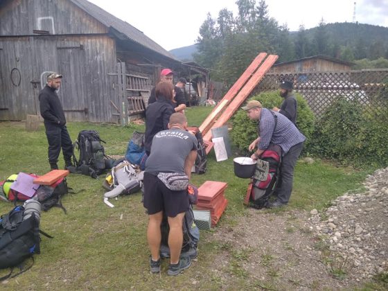 Прикарпатські волонтери полагодили ще один туристичний притулок в районі Осмолоди ФОТО