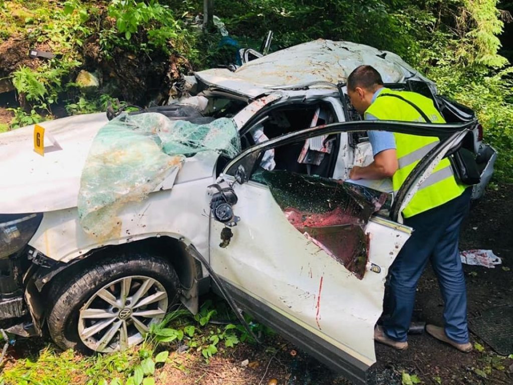 В Татарові мешканка Києва на кросовері врізалася у вантажний фургон - двоє осіб госпіталізовано