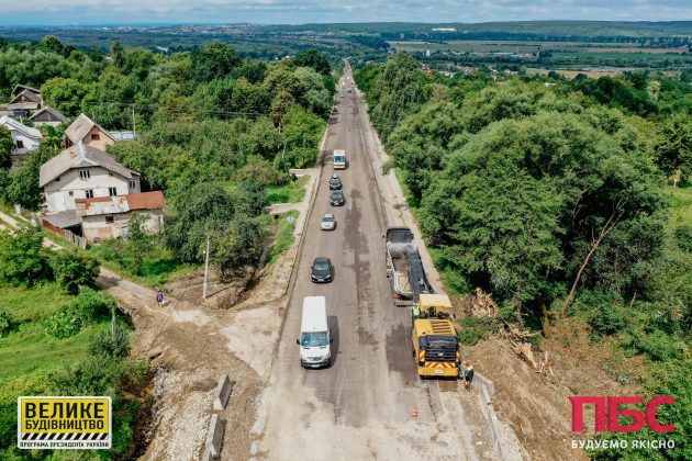 На Франківщині відновлюють дорогу, яка постраждала через зсув ґрунту ФОТО