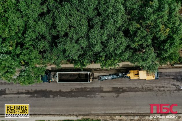 На Франківщині відновлюють дорогу, яка постраждала через зсув ґрунту ФОТО