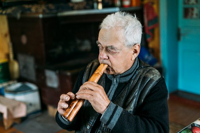 Na Guculshini Meshkaye Lyudina Orkestr Majster Yakij Use Zhittya Vlasnoruch Robit Ukrayinski Muzichni Instrumenti Foto Ta Video Pravda If Ua Novini Tvogo Mista