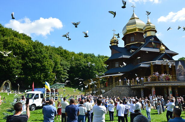 В чудотворному місці на Прикарпатті 1500 голубів здійнялися в небо