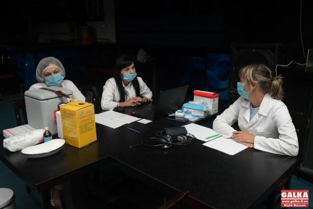 В одному з нічних клубів Франківська запрацював пункт вакцинації проти COVID-19 ФОТО
