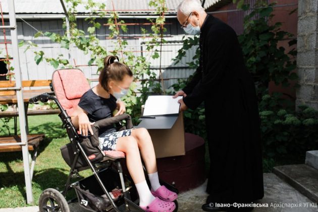 Франківська Архієпархія УГКЦ продовжує допомагати малозабезпеченим сім’ям ФОТО
