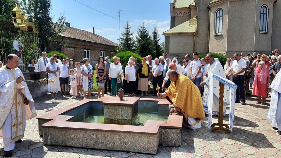 У селі під Бурштином біля церкви облаштували фонтан ФОТО