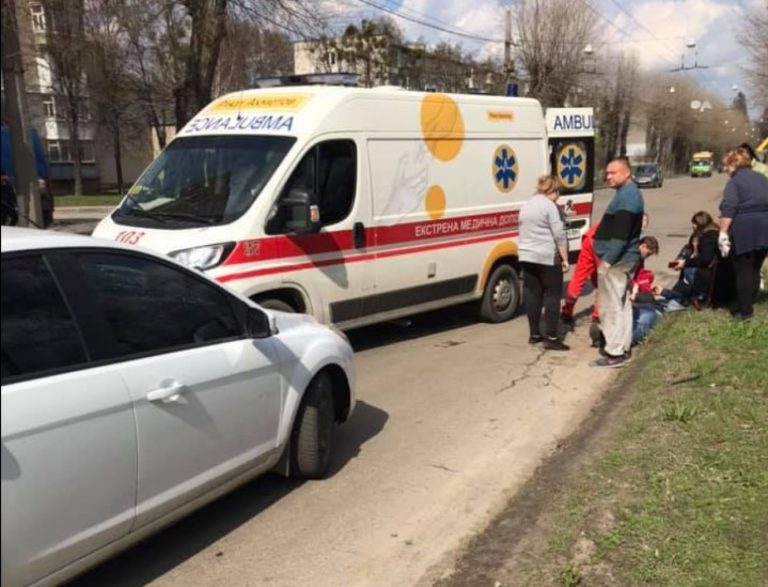 На Прикарпатті під колеса легковика потрапив пішохід - чоловіка з серйозними травмами забрала "швидка"