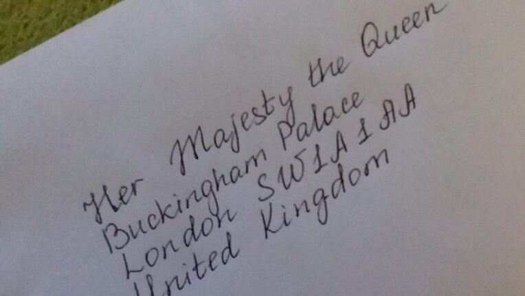 Прикарпатська письменниця написала листа королеві Великобританії і отримала від неї відповідь