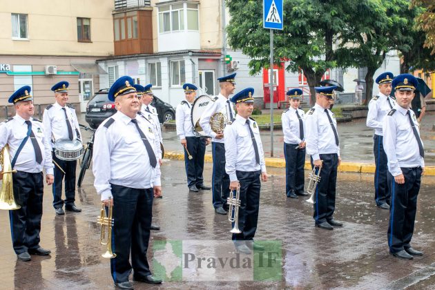 Середмістям Франківська урочистим маршем до Дня Незалежності пройшлися військові ФОТО