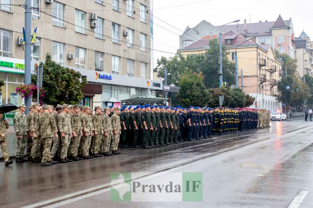 Середмістям Франківська урочистим маршем до Дня Незалежності пройшлися військові ФОТО