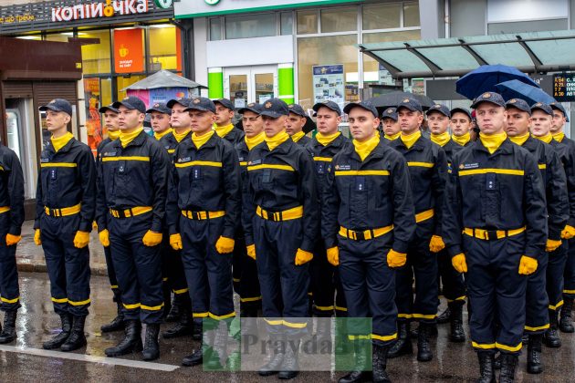 Середмістям Франківська урочистим маршем до Дня Незалежності пройшлися військові ФОТО