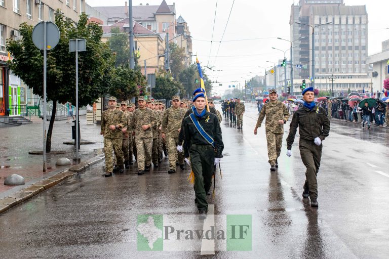 Середмістям Франківська урочистим маршем до Дня Незалежності пройшлися військові ФОТО