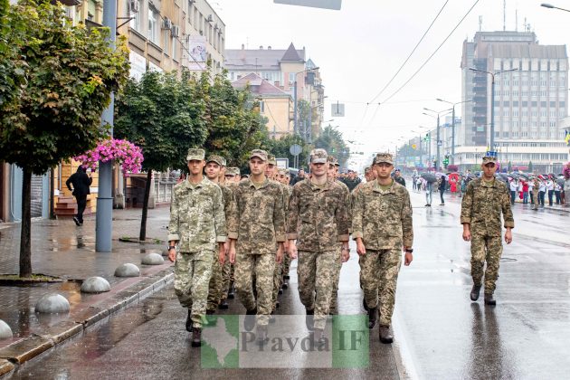 Середмістям Франківська урочистим маршем до Дня Незалежності пройшлися військові ФОТО