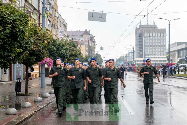 Середмістям Франківська урочистим маршем до Дня Незалежності пройшлися військові ФОТО