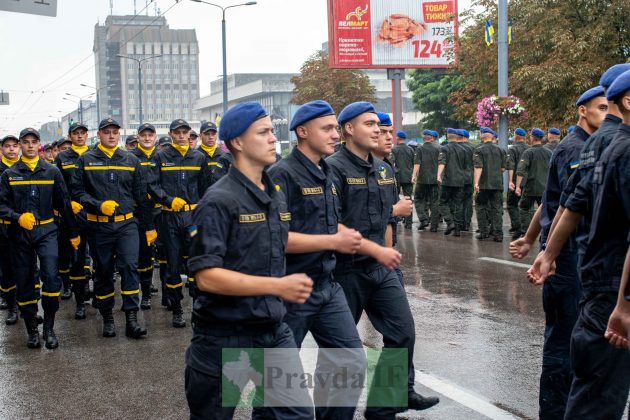 Середмістям Франківська урочистим маршем до Дня Незалежності пройшлися військові ФОТО