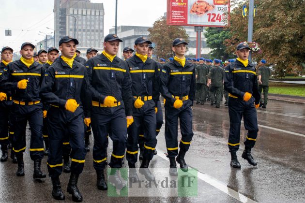Середмістям Франківська урочистим маршем до Дня Незалежності пройшлися військові ФОТО