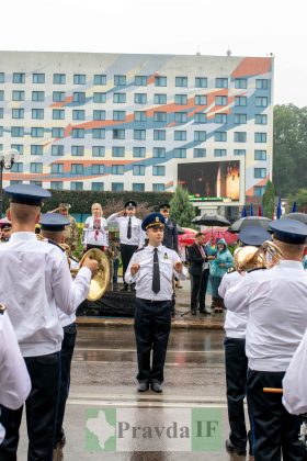 Середмістям Франківська урочистим маршем до Дня Незалежності пройшлися військові ФОТО