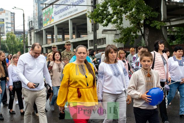 Десятки франківців урочистою ходою відзначили 30-ту річницю Дня Незалежності України ФОТОРЕПОРТАЖ