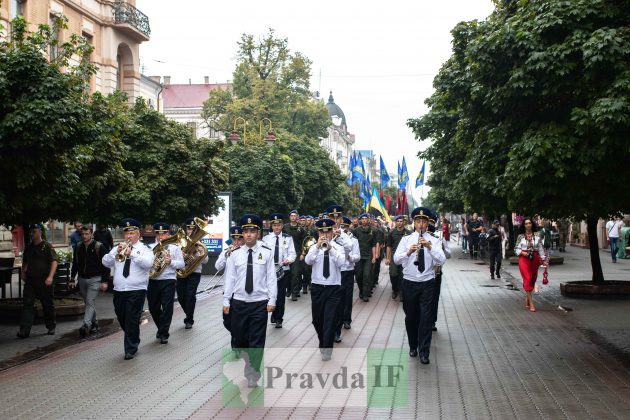 Десятки франківців урочистою ходою відзначили 30-ту річницю Дня Незалежності України ФОТОРЕПОРТАЖ