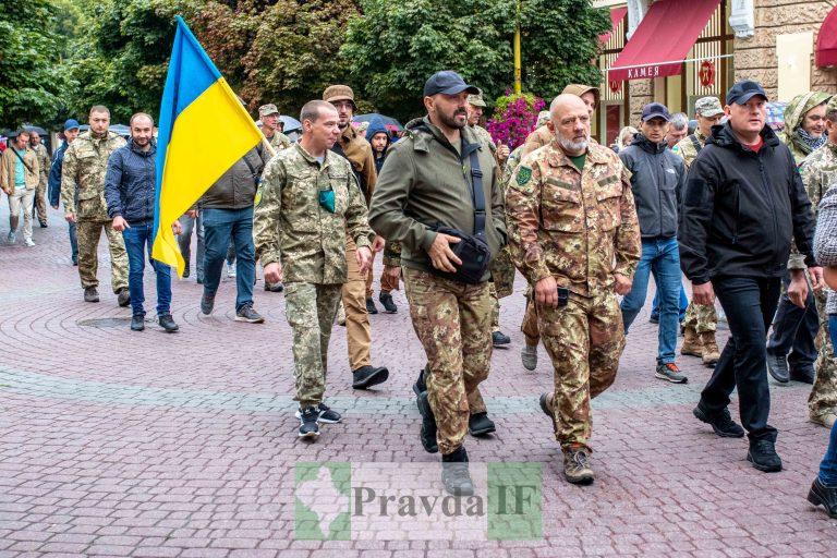 Франківці урочистою ходою вшанували пам'ять героїв Іловайської трагедії ФОТОРЕПОРТАЖ