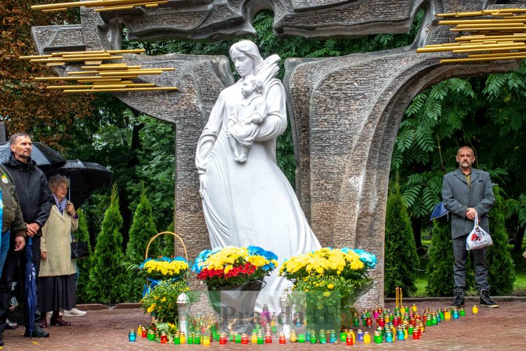 У Меморіальному сквері Франківська відкрили пам'ятник загиблим героям України ФОТОРЕПОРТАЖ