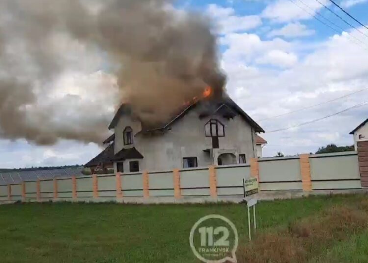 У прикарпатському селі з невідомих причин спалахнув житловий будинок ВІДЕО