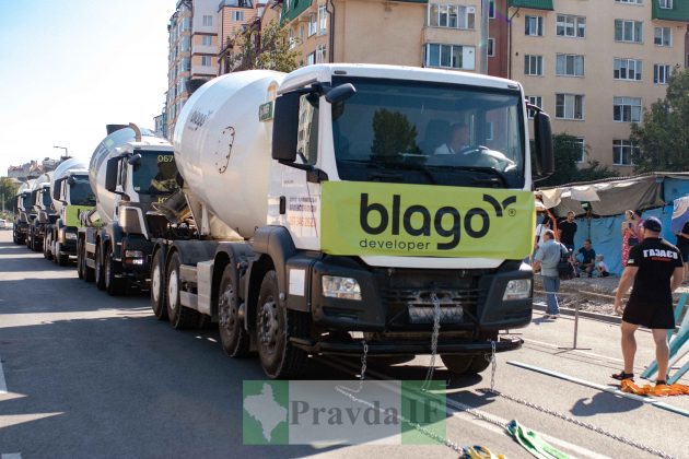 У Франківську три українки протягли п'ять бетонозмішувачів вагою понад 78 тонн ФОТО