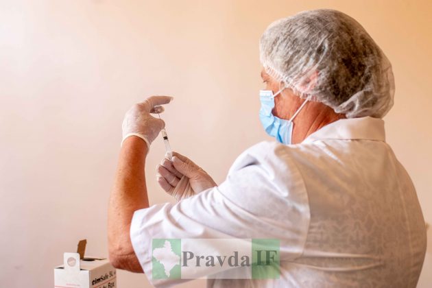 У Франківську масово вакцинують проти COVID-19 працівників сфери громадського харчування ФОТО